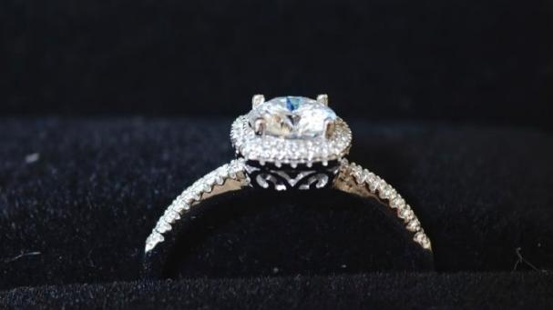 胖东来小方糖爆火：不是钻石赢了，是年轻人的消费醒了