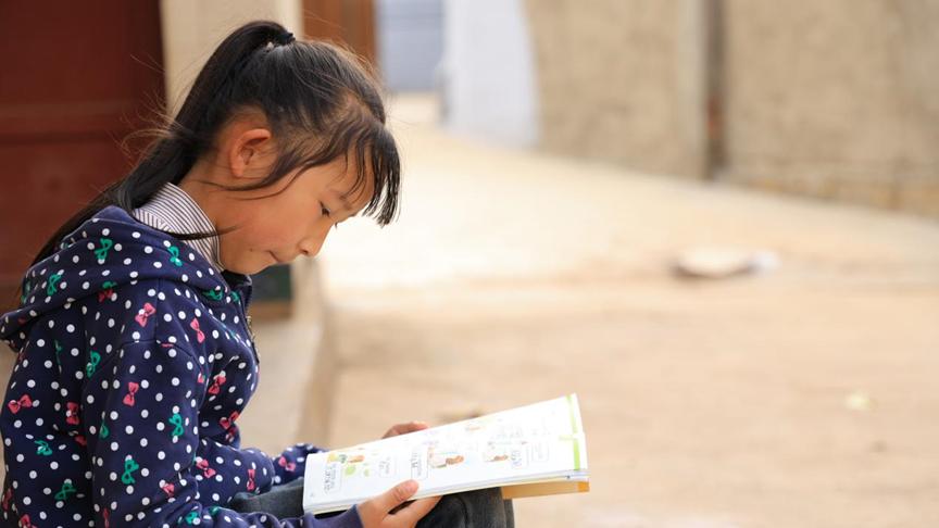 女童遭双重打击：爸爸摔成植物人后去世，妈妈又坠落悬崖受重伤