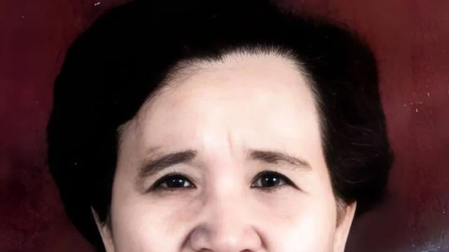 她是毛主席贺子珍亲生女儿，找到后却不能和父母相认晚年默默流泪