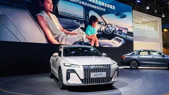 彻底告别“预制菜”，荣威M7首发“活人感”AI车机