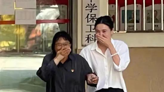 同框张桂梅引热议 ，海清宋佳角色塑造差异，折射表演真谛