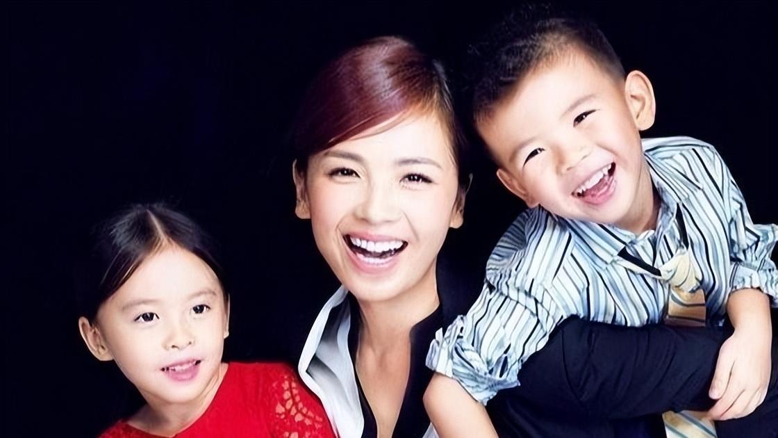 刘涛携子女深夜聚餐，15岁王子京身高超妈妈，爱女王紫嫣亭亭玉立