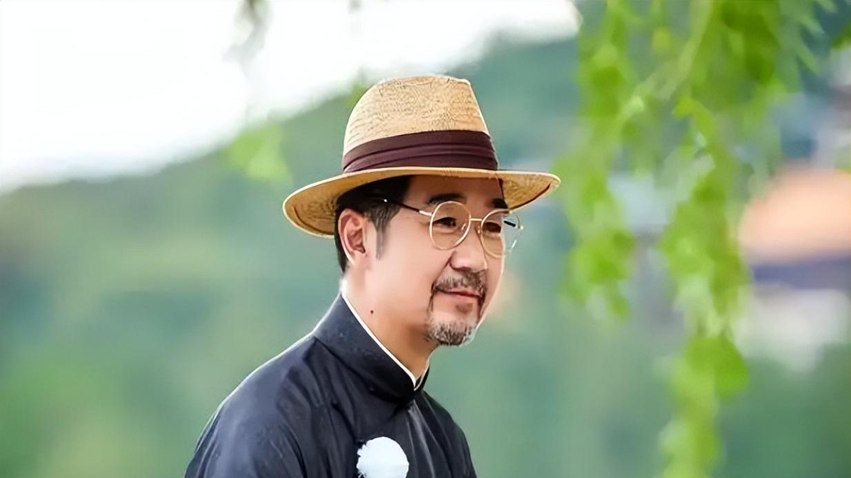 老爹挣钱儿子花，70岁还在拼命拍戏的张国立，终究是被张默坑惨了