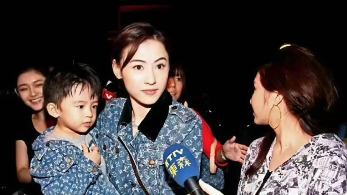 单亲妈妈的坚守：张柏芝与12年老路虎的温情故事