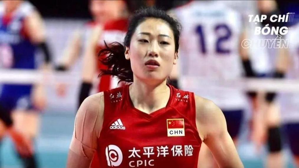 唏嘘！女排暴力主攻刘晏含，年过30无球可打后，尝试直播新赛道！