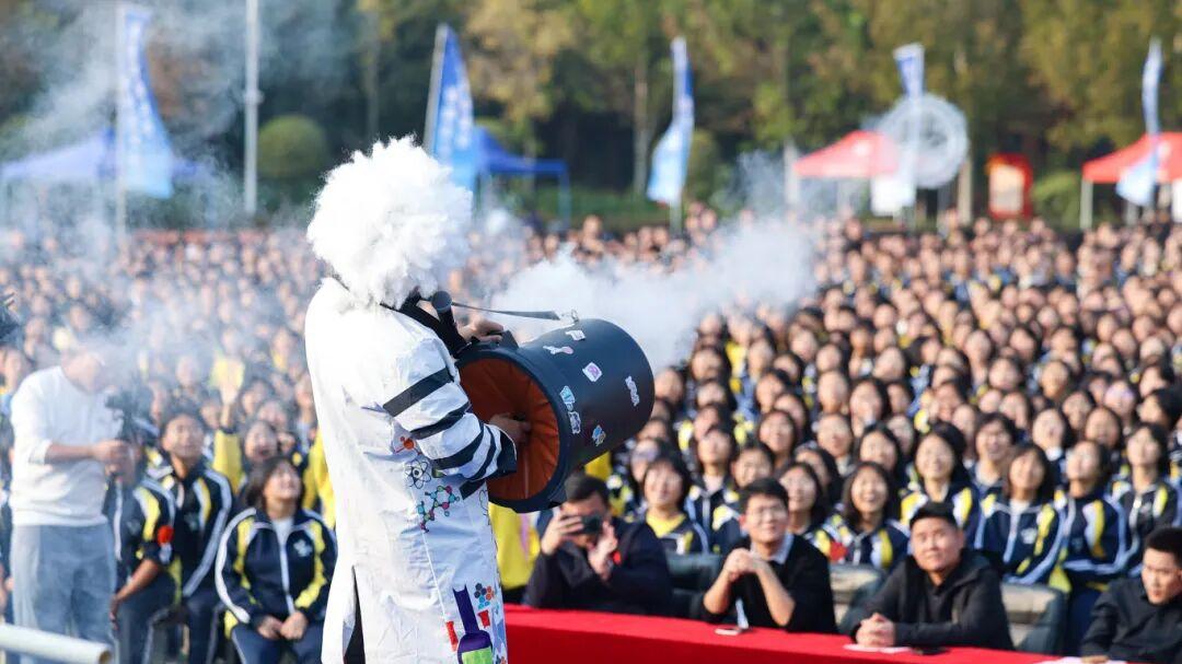 人潮集聚！明星机器人！衡水滨湖志臻首届校园科技节启幕