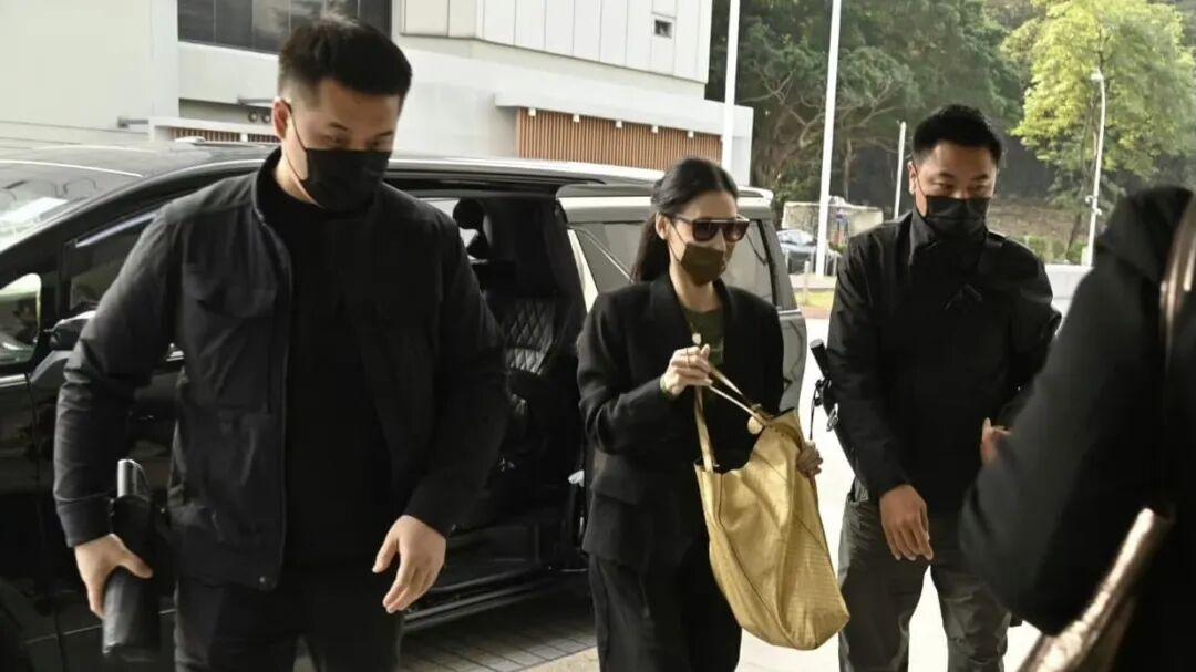 张柏芝法庭情绪失控崩溃大哭！卷入4000万片酬纠纷，与经纪人各执一词互撕