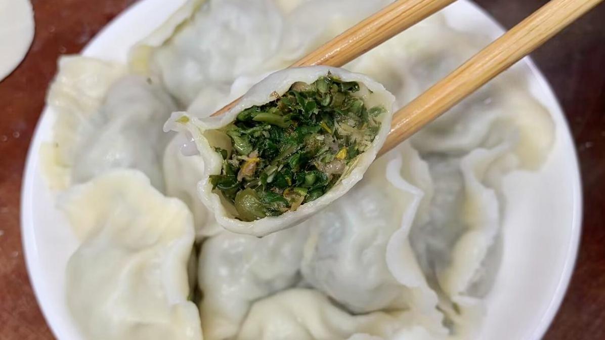 4月了，荠菜韭菜靠边站，来看看这种遍地野菜包饺子有多香！