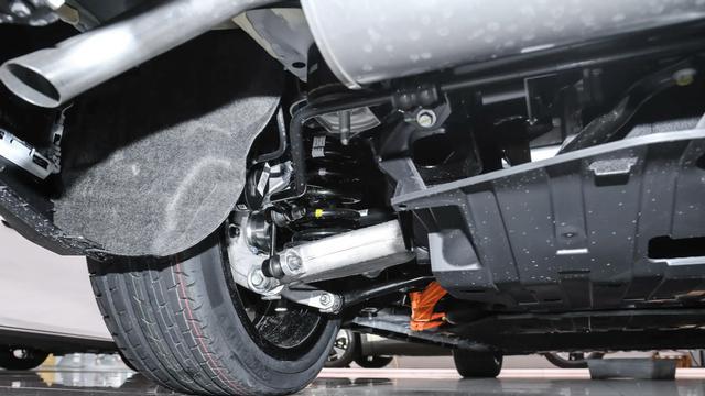 可用油可用电，纯电续航可达300km，配L2级辅驾，实拍深蓝L07