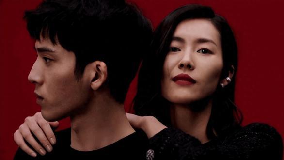 冲上热搜！曝井柏然刘雯领证了，终于找到幸福了！