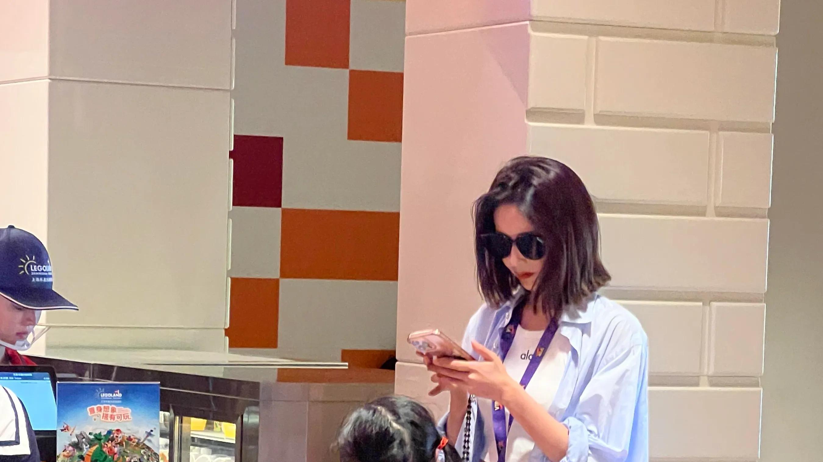 颖儿晒假期带娃出游照，路人镜头下长腿抢镜，7岁小月亮打扮时髦