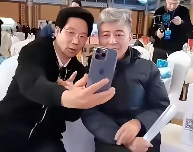 一句脏话葬送了22年努力，满头白发的周炜，看来郭德纲的话说对了