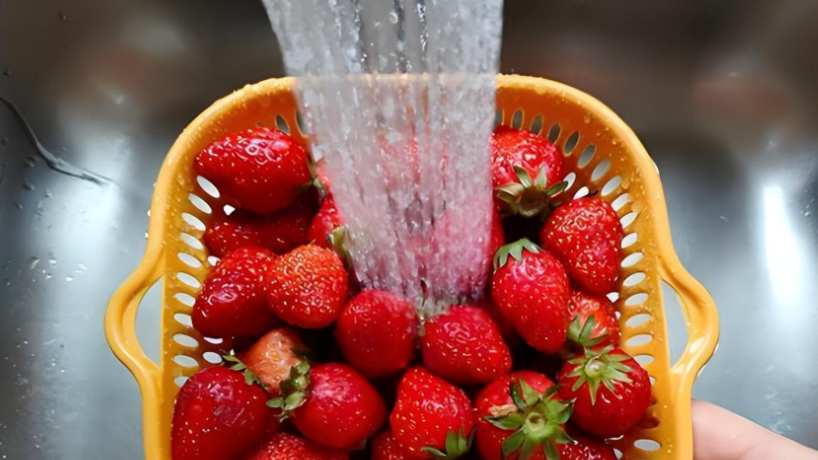 洗草莓时，有人用盐，有人用面？老果农：都不对，教你正确方法！