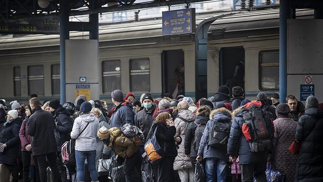 乌军1天损失1350人，第4架F16已被击落，英媒：极限崩溃只剩6个月