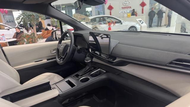 丰田赛那2025款破天荒大变样！混动加持爆250马力