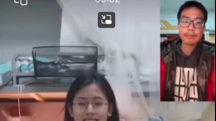 五年蜕变路：男生镜头里锁住女友从青涩到自信的爱情密码