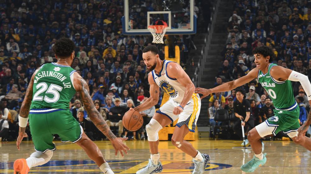 26000分里程碑！库里23分单挑老队友克莱 献关键三分拒绝独行侠逆转