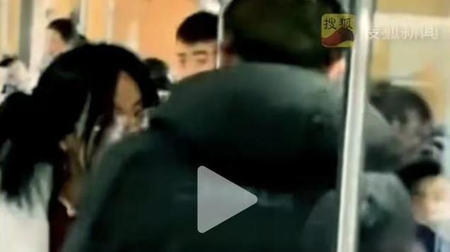 离谱！高铁上卖过期4年方便面，当场开除工作人员，官方回应寒心