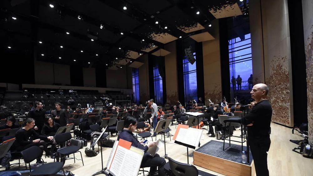 巴黎音乐厅演出遭烟雾弹袭击，以色列乐团演出三次被迫中断