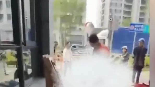 母亲送女儿上学途中遭男子追砍，警方迅速行动嫌疑人当场被抓