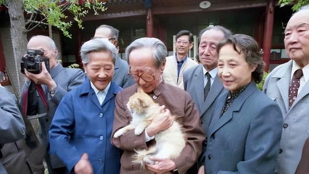 清朝最后一位摄政王，28岁就退休在家，晚年用90万斤小米卖掉王府