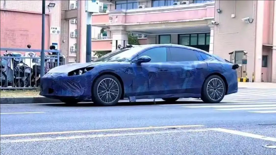 方程豹首款轿车来了！谍照曝光或命名“镁9”，溜背式带激光雷达