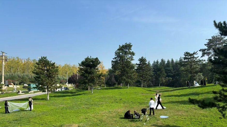 抓住秋天阳光的尾巴 来杜邑欣赏麻辣火锅旁的婚纱大片吧