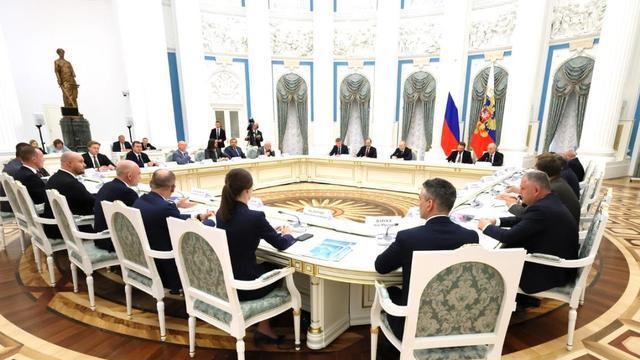 普京开会长叹一口气，用克格勃3个字，拿捏了在场所有大人物