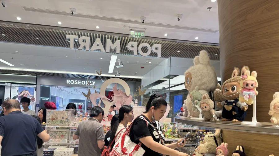 二手价暴涨78倍？记者调查天价Labubu：黄牛自导自演，主打信息差，真实价格走势曝光→