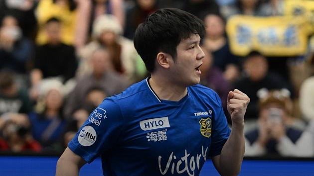 搞笑！樊振东极限救球，趴桌一幕引热议，率队3-2获胜