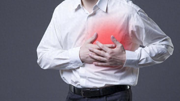 心口一紧？小心心绞痛发作，5个危险信号，别忍！及时就医