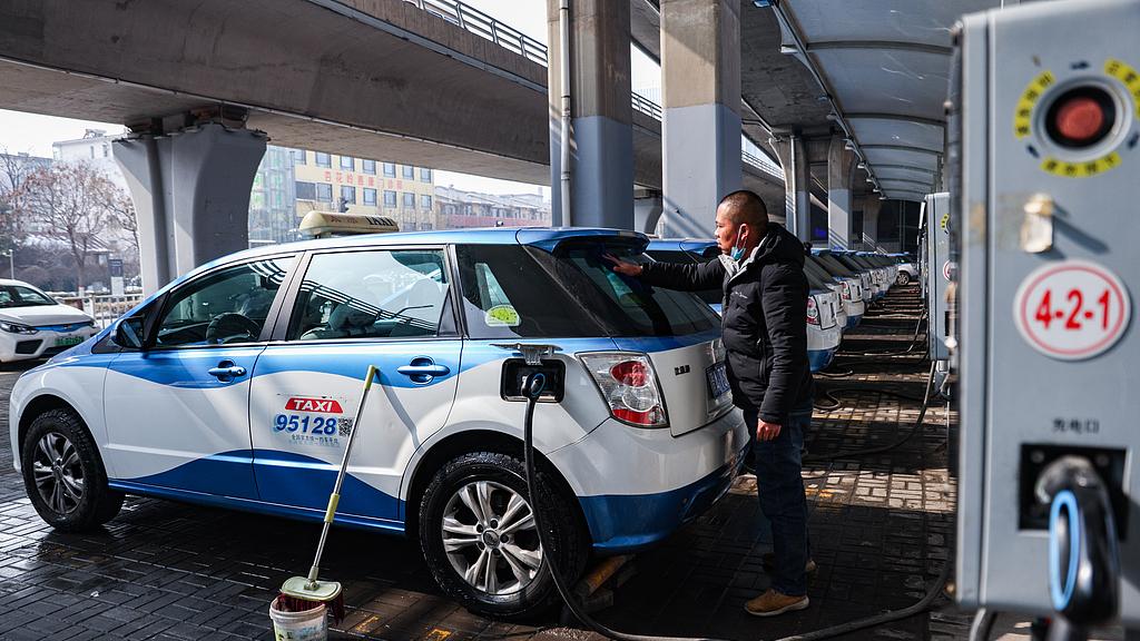 “乘客坐新能源车被收燃油附加费”太荒唐