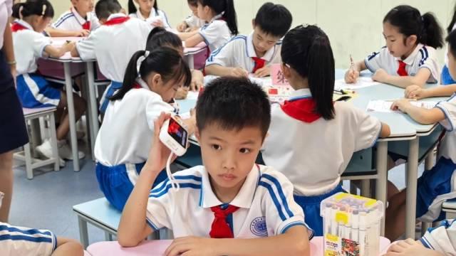 课堂里的新伙伴：噜咔博士AI拍学机参与湛江—柳州教学交流