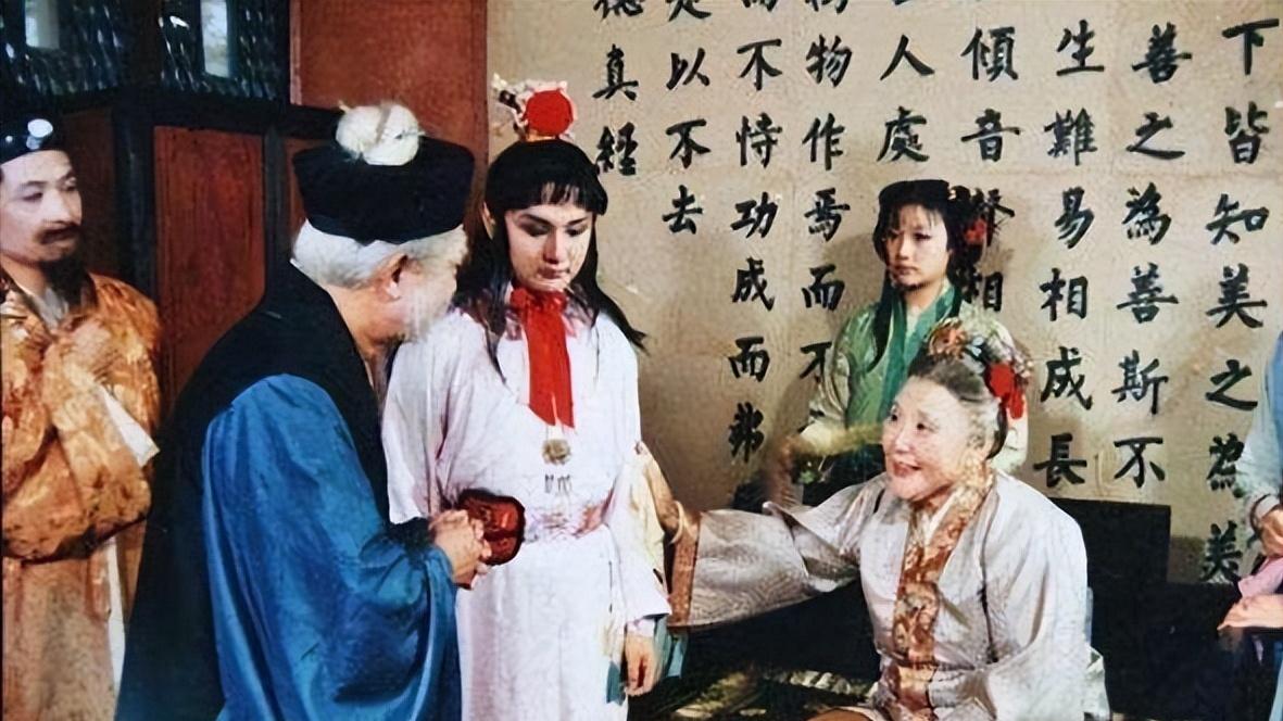 礼之迷局即世之迷局：元妃赐礼与贾府盛衰的隐性关联