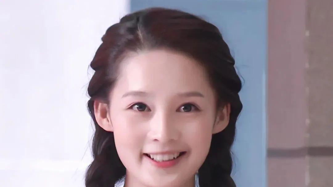 18 岁李沁有多绝？皮肤嫩得能透光，膝盖伤痕却暴露昆曲传人狠劲​