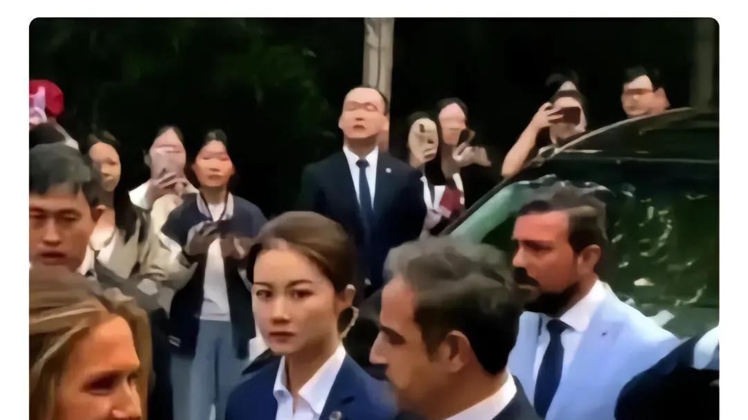 最美女保镖没绷住笑了！泰总理临行前特意招呼严月霞，果然不一般