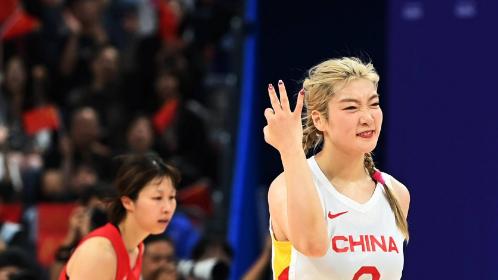 李梦重回中国女篮，篮协宣布决定，谁注意李梦举动，宫鲁鸣尴尬