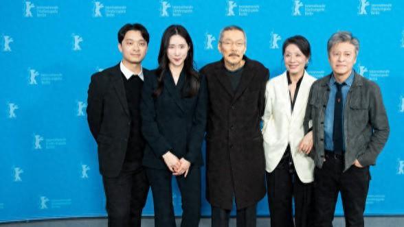 挺孕肚陪同！洪尚秀新片柏林首映 未见金敏喜亮相