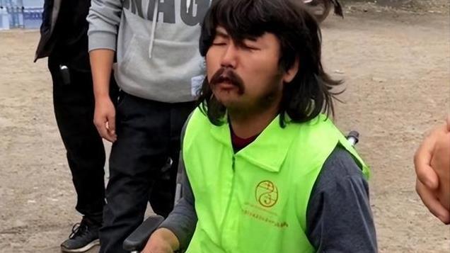 拾荒男子捐出百万善款，全是靠捡废品得来，女友最终与他分手