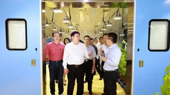 重庆一贪官被保姆式围猎：根据尺码买衣物，陪吃陪玩陪旅游