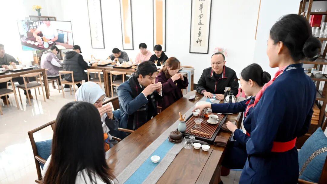 马来西亚驻华使馆教育参赞一行到访河北外国语学院