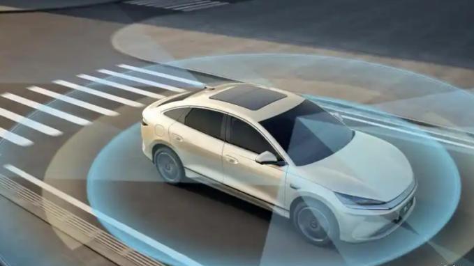 智能对决：秦L EV的DiPilot 100系统，能超越特斯拉Autopilot吗？