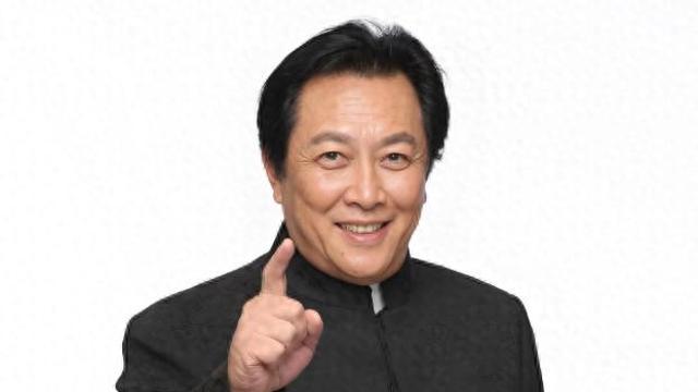 在大众的记忆里，他是《三国演义》里足智多谋的诸葛亮，是演艺圈的楷模榜样