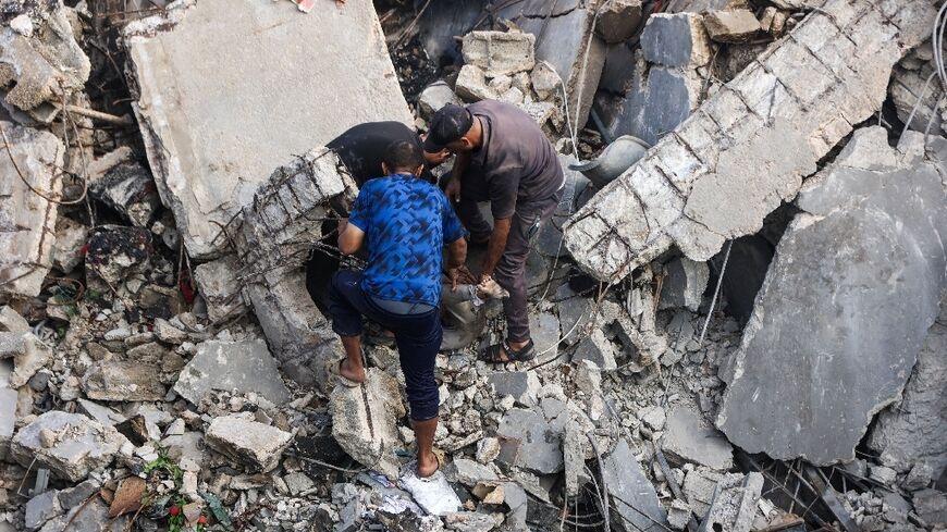 加沙废墟总量达帝国大厦170倍重，幸存者徒手挖掘亲人遗体