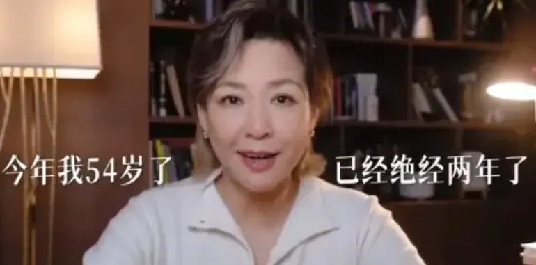 54岁李静自曝更年期崩溃瞬间：大脑一片空白，赵丽颖当场关心！