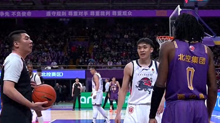陈林坚成遮羞布，高诗岩再拖后腿，山东高速男篮是时候阵容调整了