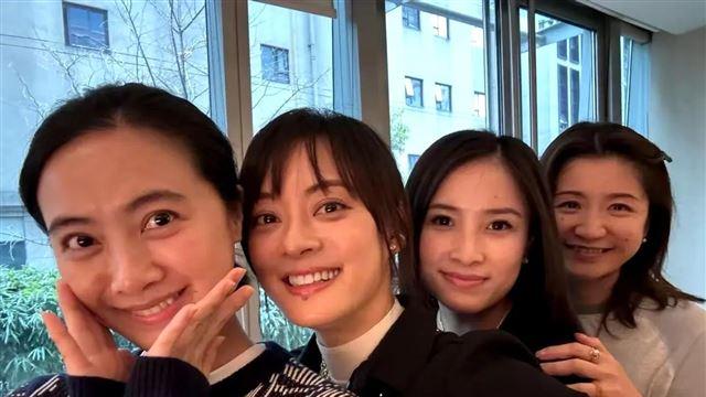 ​孙俪和战友聚会合照，老战友个个容光焕发 晒五星红旗蛋糕忆战友情