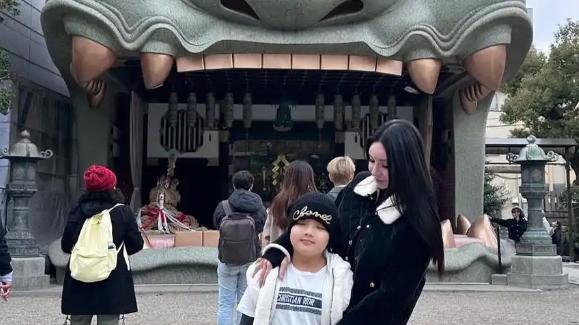 何猷君前任晒全家福！为72岁富豪父亲庆生，二胎儿子罕见露面