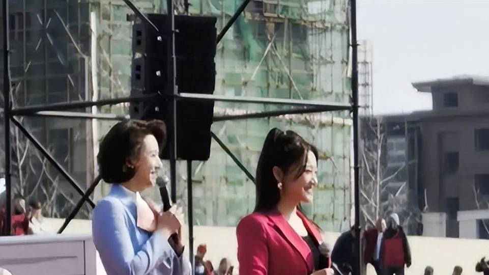 王小玮与张蕾同台，两人颜值差距明显，不怕货比货，就怕人比人