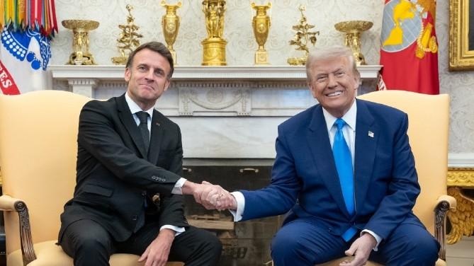 G7视频会议，泽连斯基眼神发呆，马克龙被安排在旁边椅子就座
